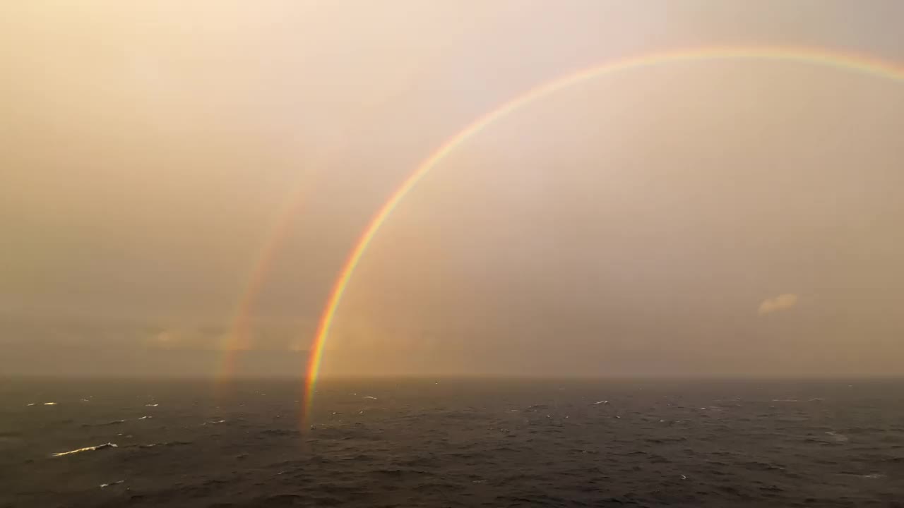 暴风雨海上的彩虹视频素材