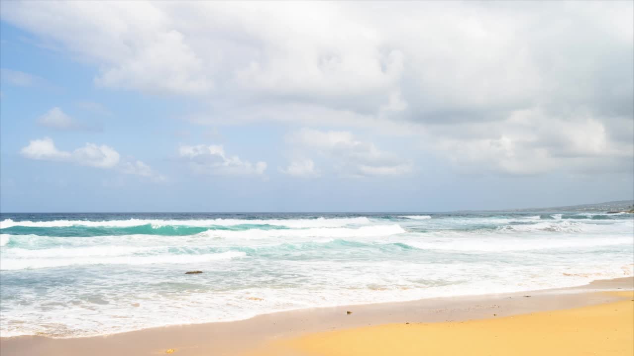 在夏日阳光明媚的一天，塞浦路斯岛的沙滩上大破浪的时间流逝视频下载