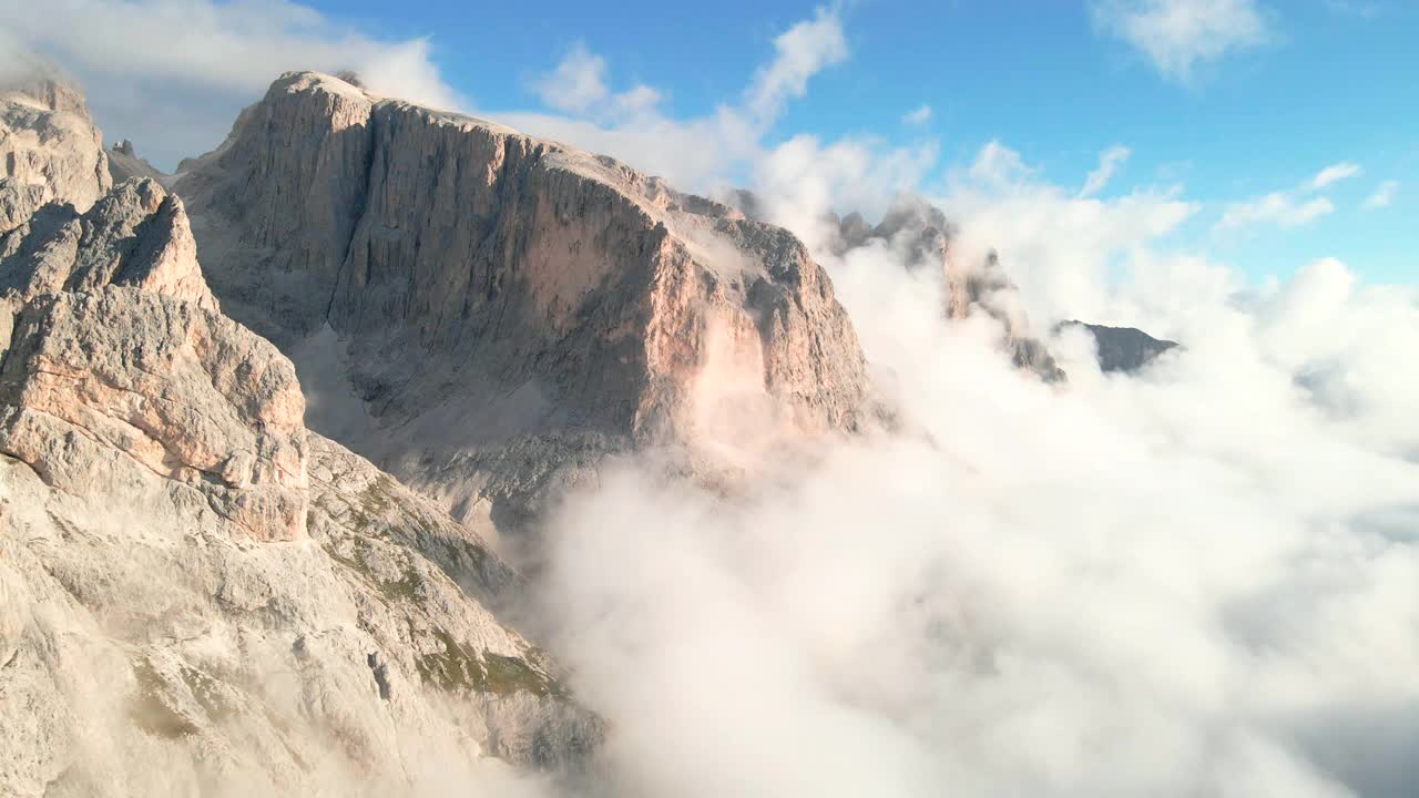 鸟瞰山区牧场的羊群视频素材