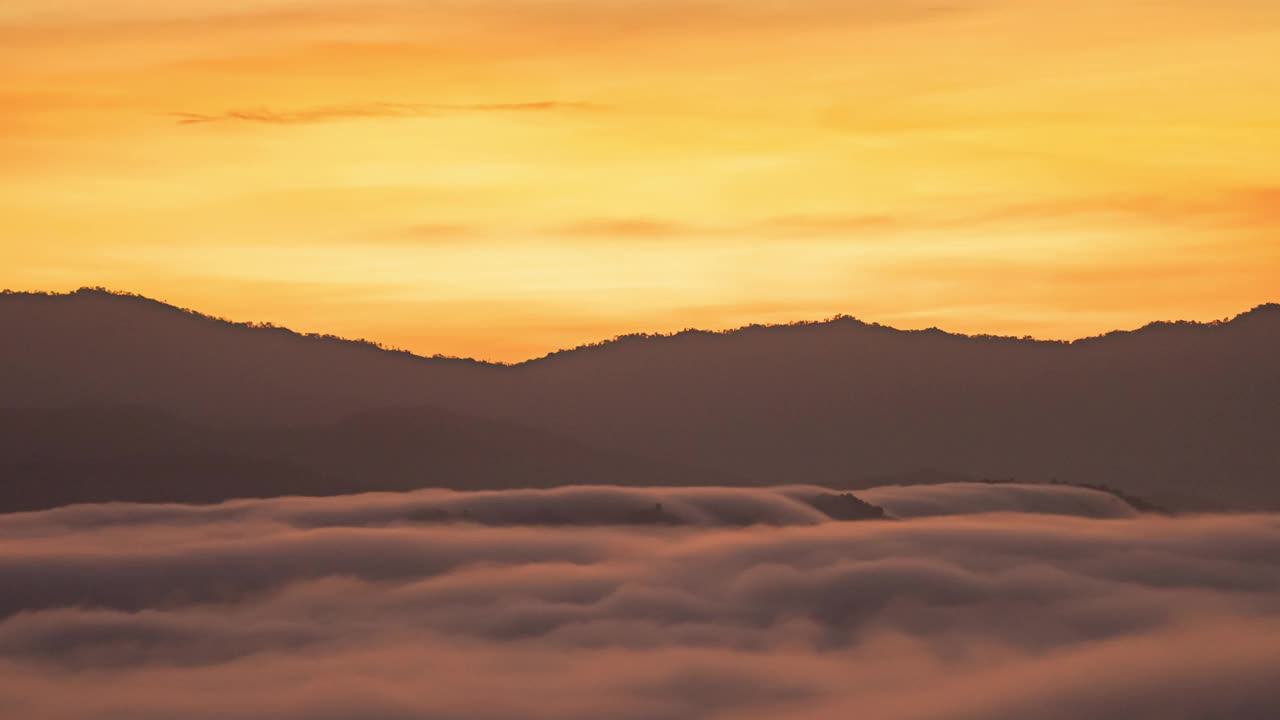 时间流逝日出在山与雾和雾云视频素材