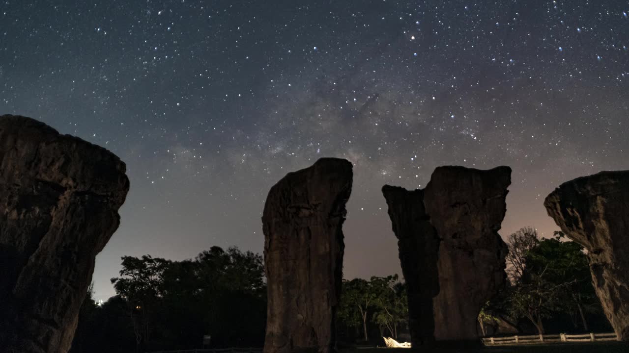 美丽的夜空在一群石头之上。视频下载