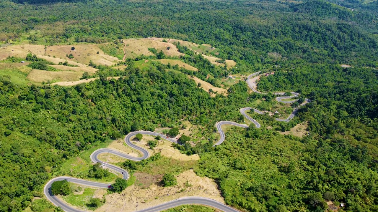 Phu Thap Boek是碧差汶省著名的旅游景点，有陡峭和弯曲的曲线视频素材