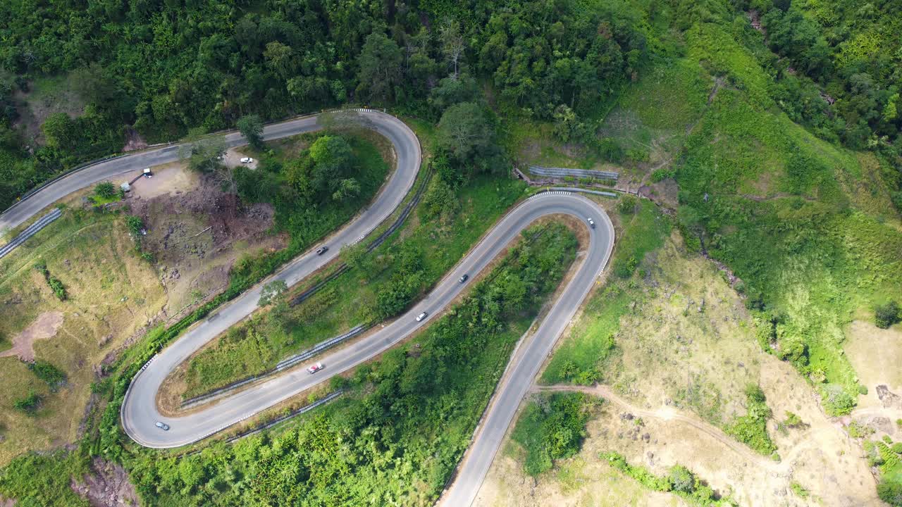 Phu Thap Boek是碧差汶省著名的旅游景点，有陡峭和弯曲的曲线视频素材