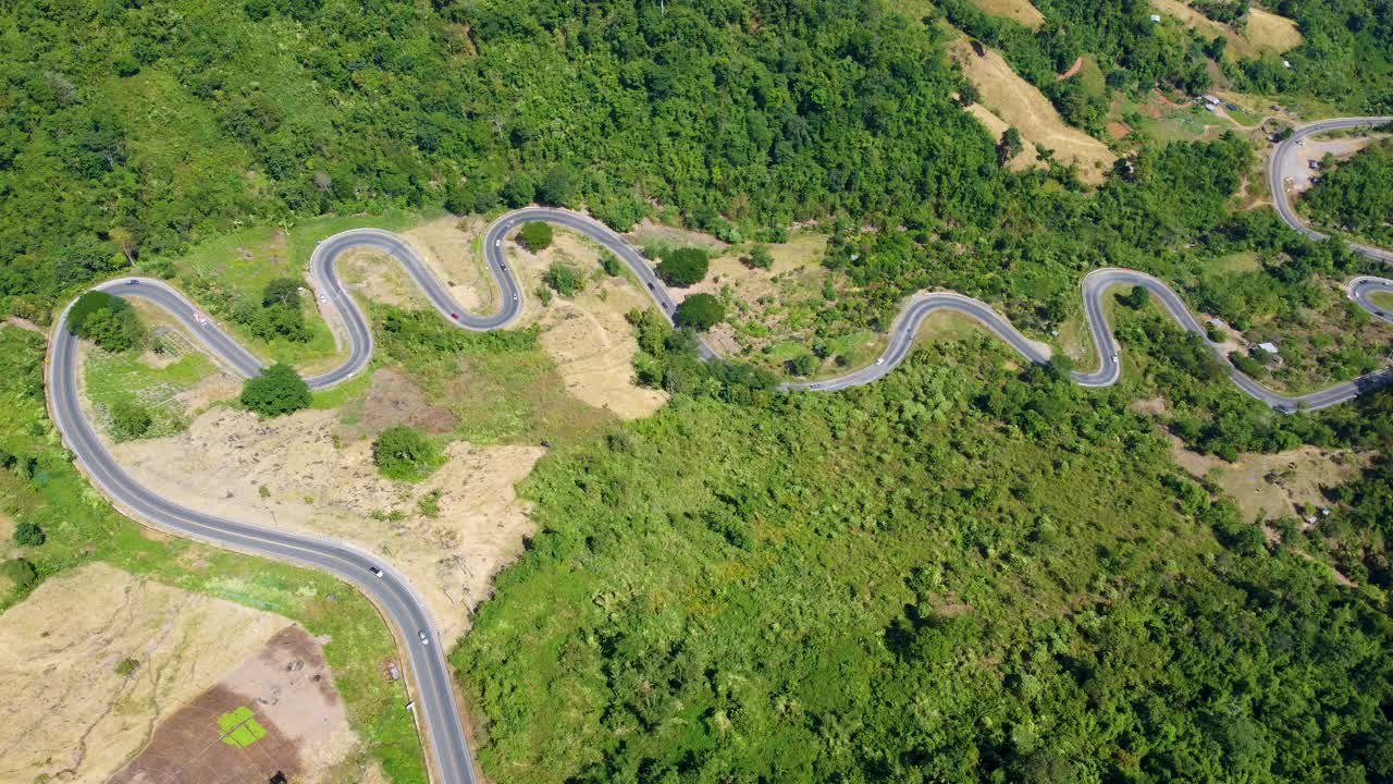 Phu Thap Boek是碧差汶省著名的旅游景点，有陡峭和弯曲的曲线视频素材