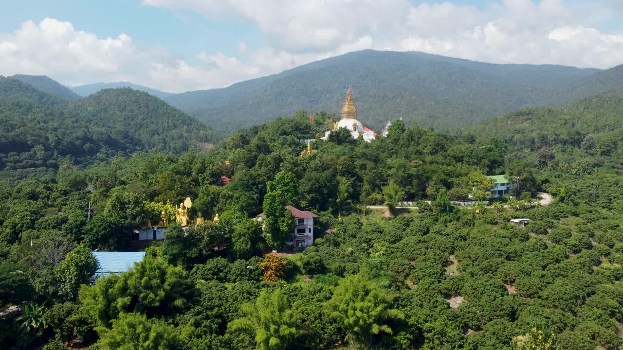 鸟瞰图的稻田景观山与地平线视频素材