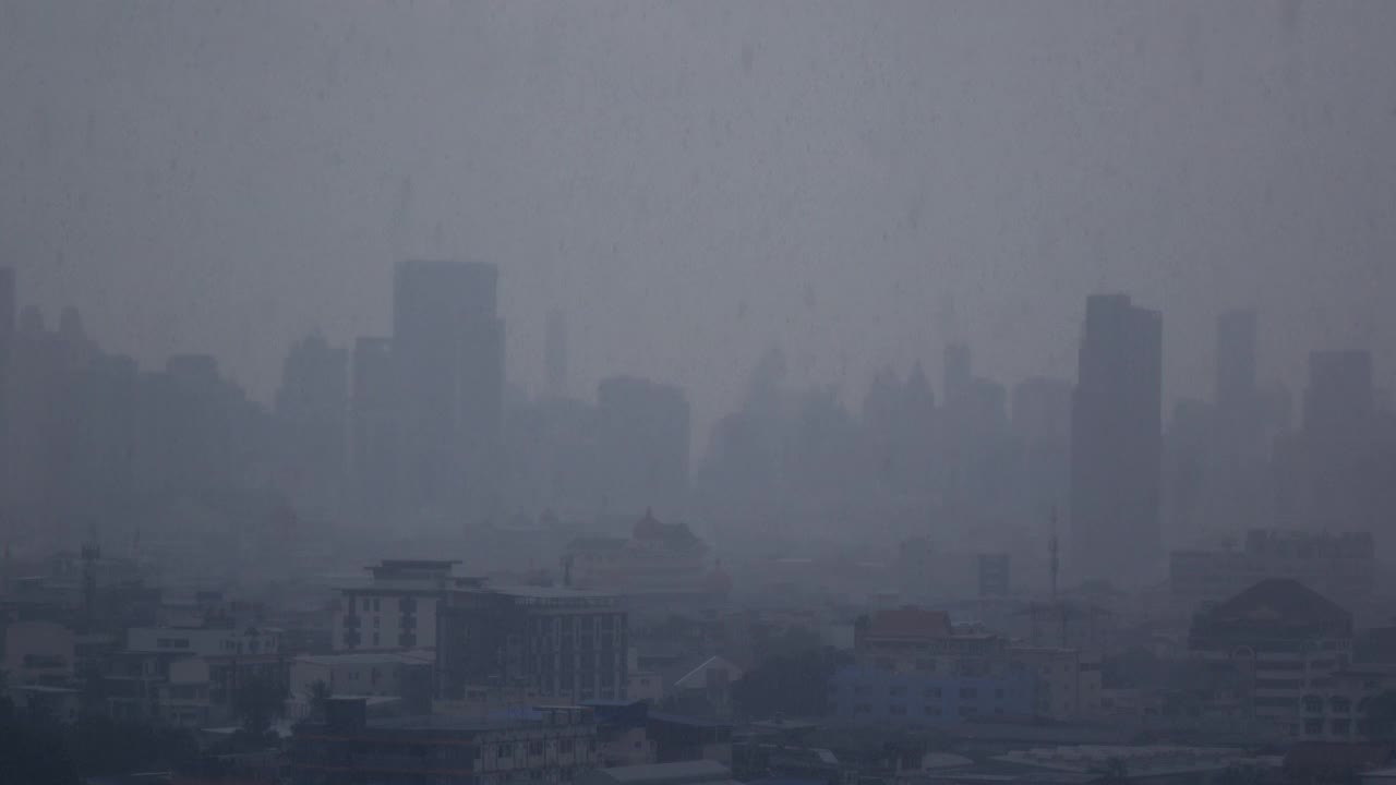 暴风雨的曼谷城市景观与摩天大楼视频素材