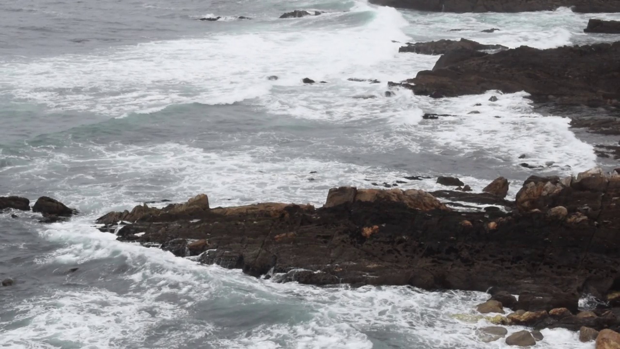 海浪拍打着加利西亚海岸的岩石。加利西亚-西班牙视频下载