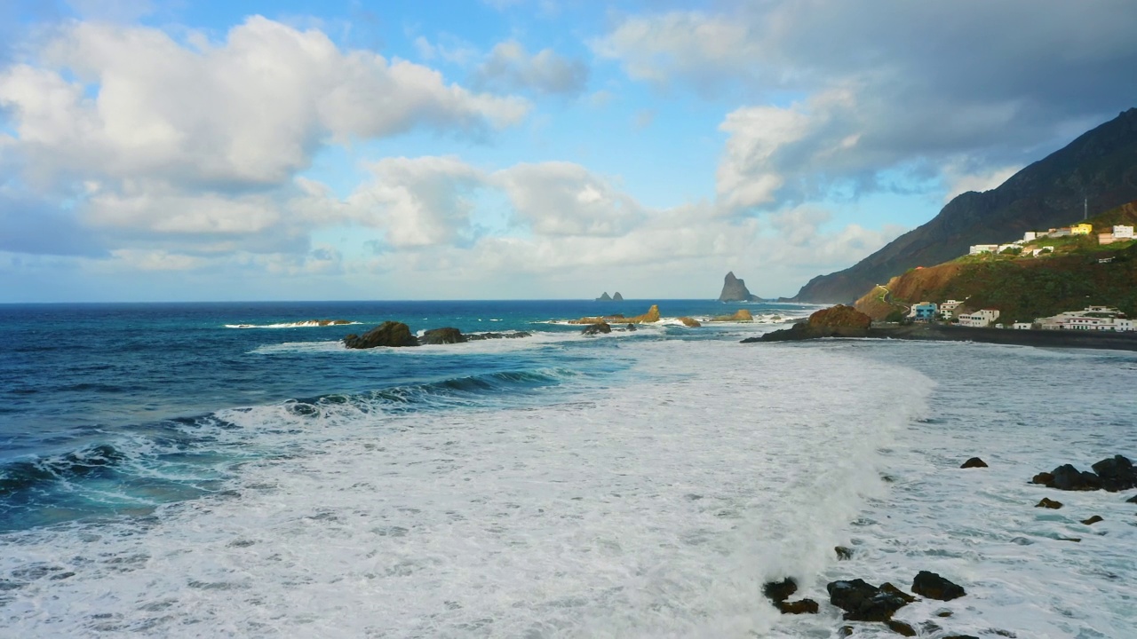 特内里费岛北部的岩石火山海岸线，波涛汹涌。空中山地自然景观宁静的背景。暴风雨天气下的海水表面。视频素材