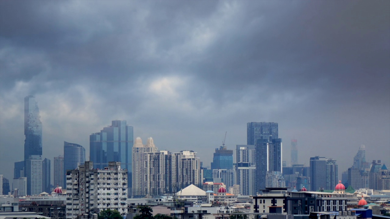 暴风雨的曼谷城市景观与摩天大楼视频素材