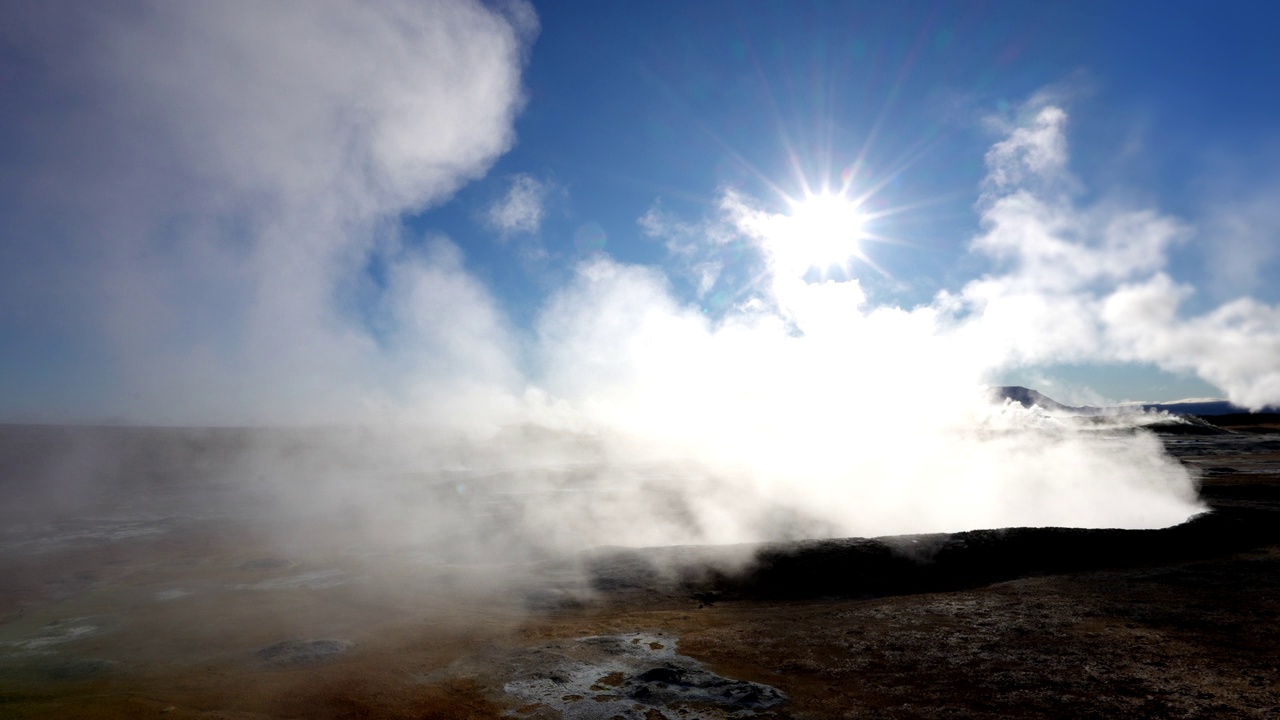 Namafjall Hverir地热区的火山口和蒸汽喷口视频素材