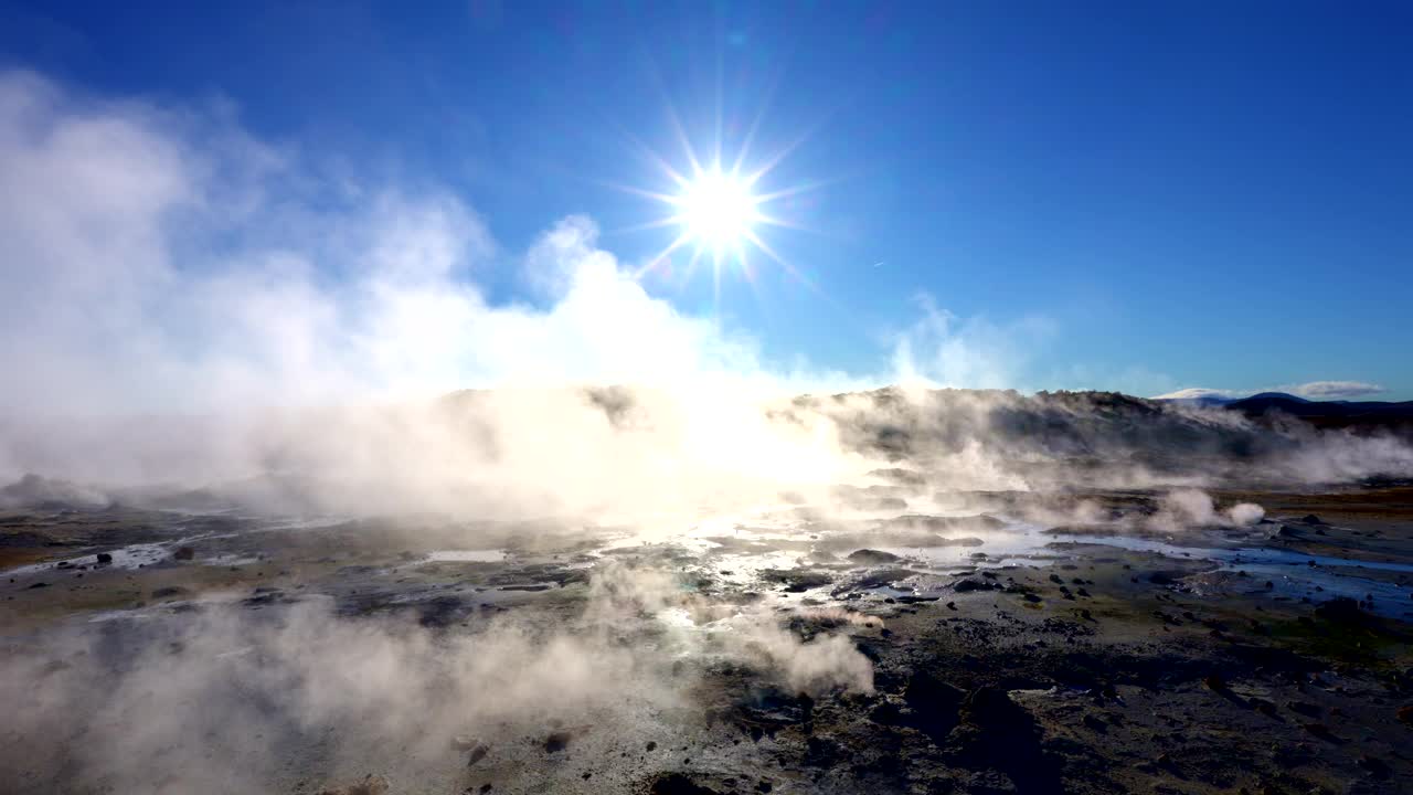 Namafjall Hverir地热区的火山口和蒸汽喷口视频素材