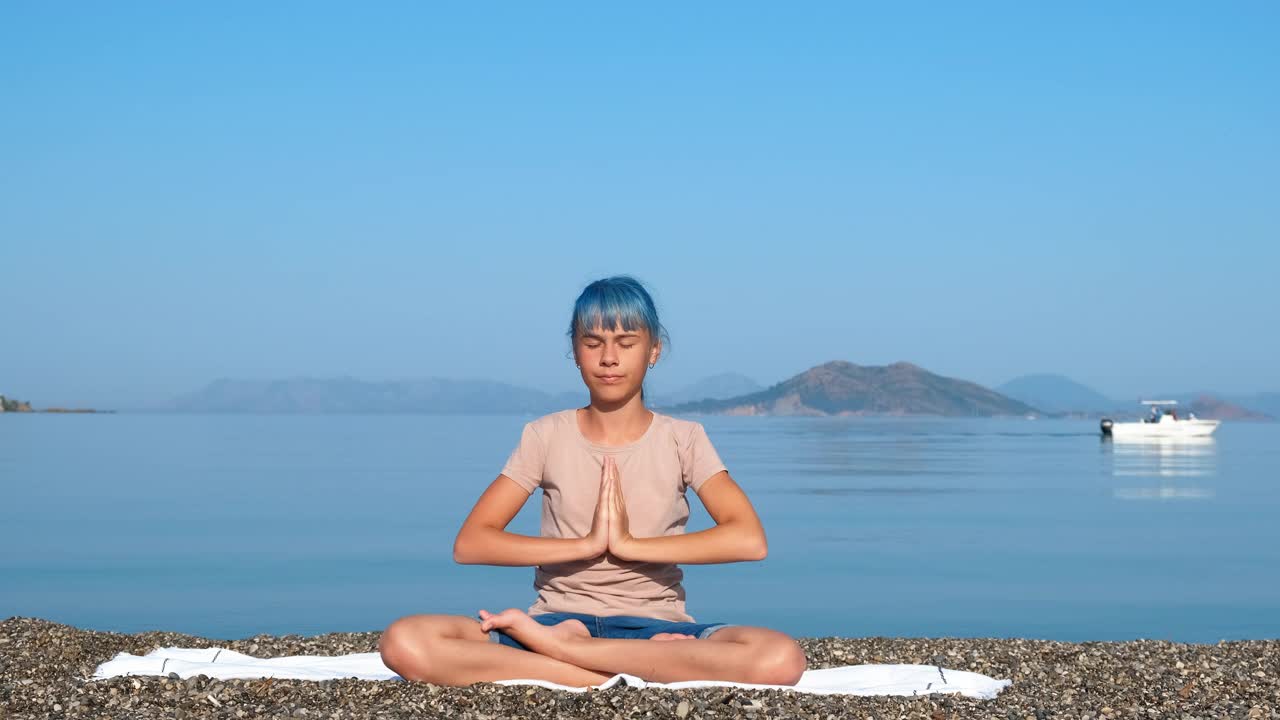 女孩在岸上保持平衡。视频素材