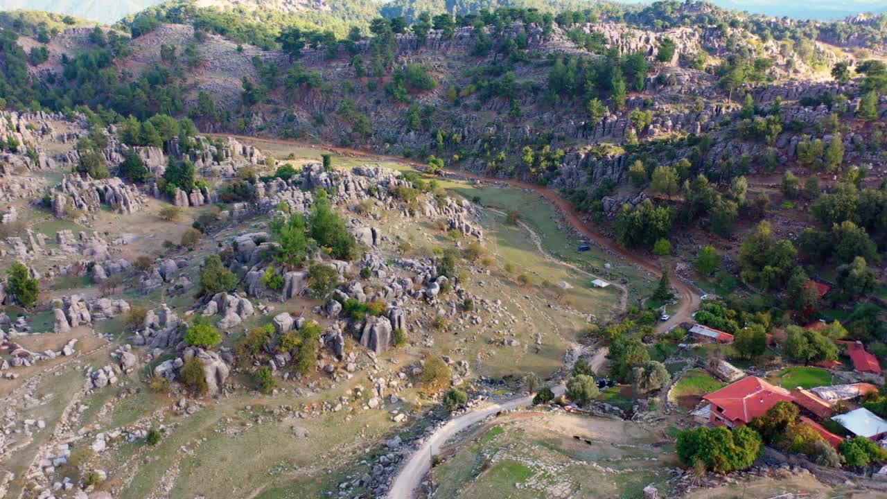 山谷的壮丽全景。房屋、道路和岩层。视频素材