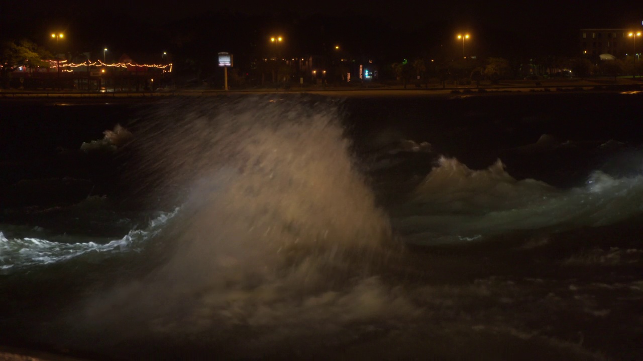 汹涌的海浪，海堤，夜晚，飓风内特，密西西比视频素材