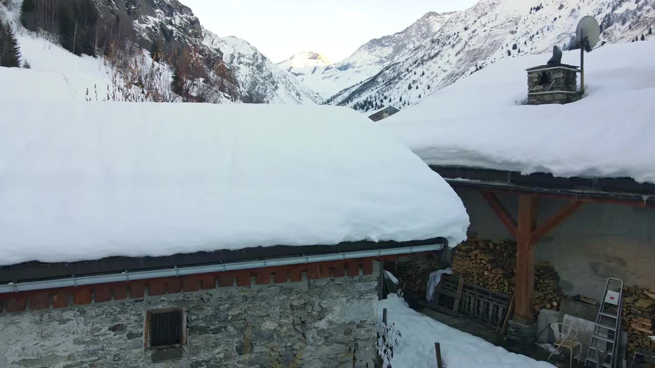 瑞士山区令人惊叹的冬天，无人机在滑雪场小镇上空飞行，位于两座被雪覆盖的高山之间。传统的瑞士别墅和小木屋供游客居住，单独的区域用于滑雪和其他运动或休闲视频素材