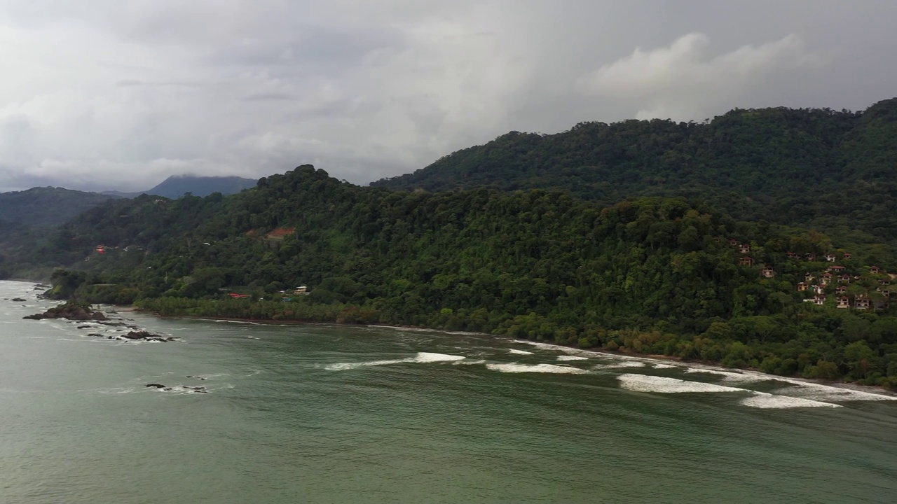 无人机在多米尼加冲浪海滩的岩石海岸线上空飞行，哥斯达黎加4K分辨率的拷贝空间视频素材