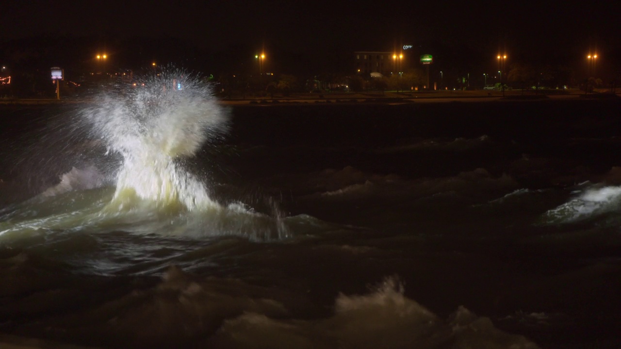 巨大的海浪在沿海城镇前翻腾，海岸线，夜晚，飓风内特，密西西比州视频素材