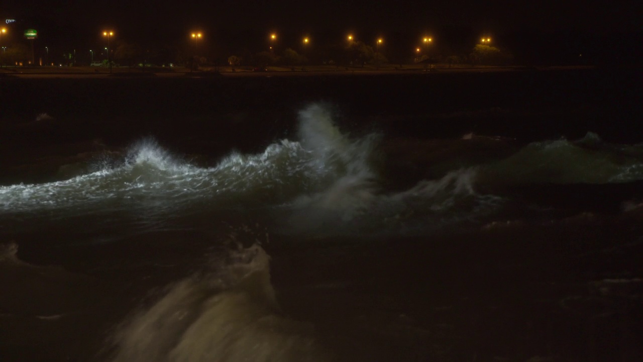 靠近沿海城镇的海浪特写，风，夜晚，飓风内特，密西西比州视频素材