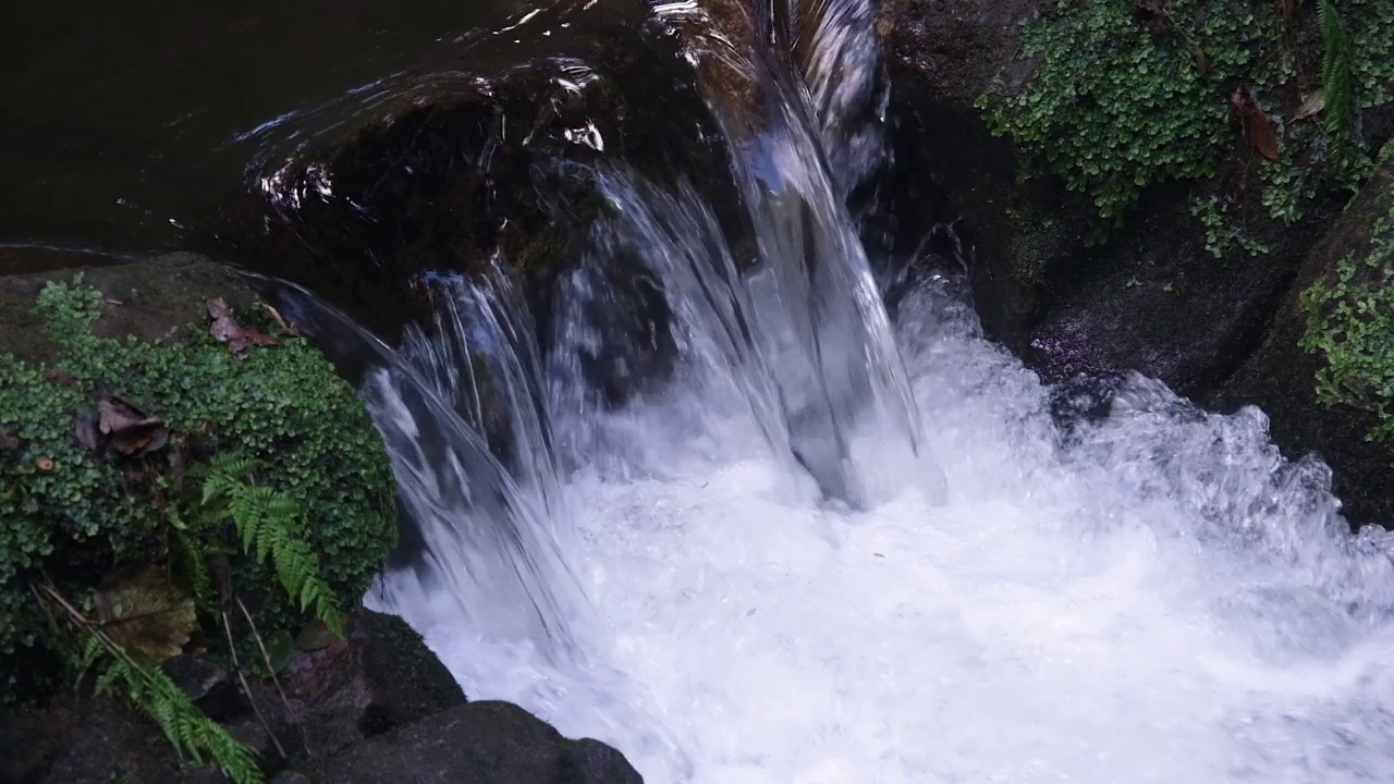 一个美丽的全水小瀑布在山坡上的森林包围卡布里亚瀑布慢动作全高清视频。自然视频横幅。视频素材