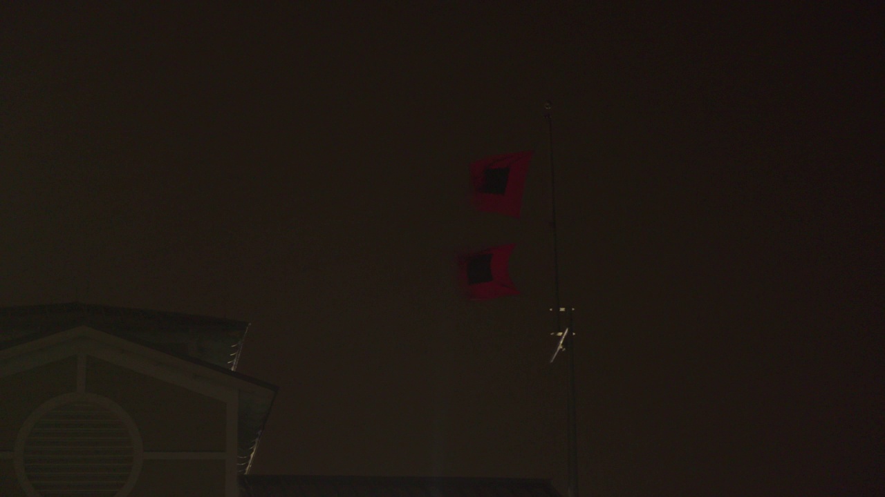 飓风预警旗，狂风暴雨，夜晚，内特飓风，密西西比。视频素材