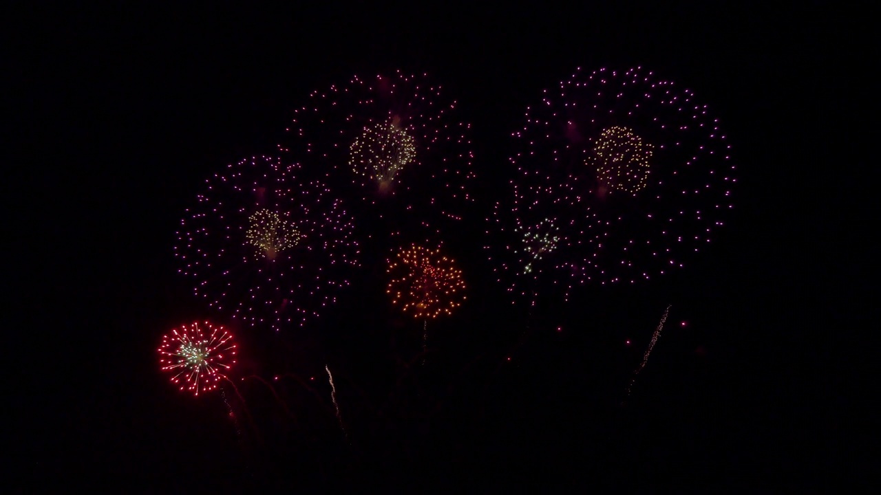 在庆祝之夜，海上会有绚丽多彩的烟火表演。新年的烟花表演视频素材