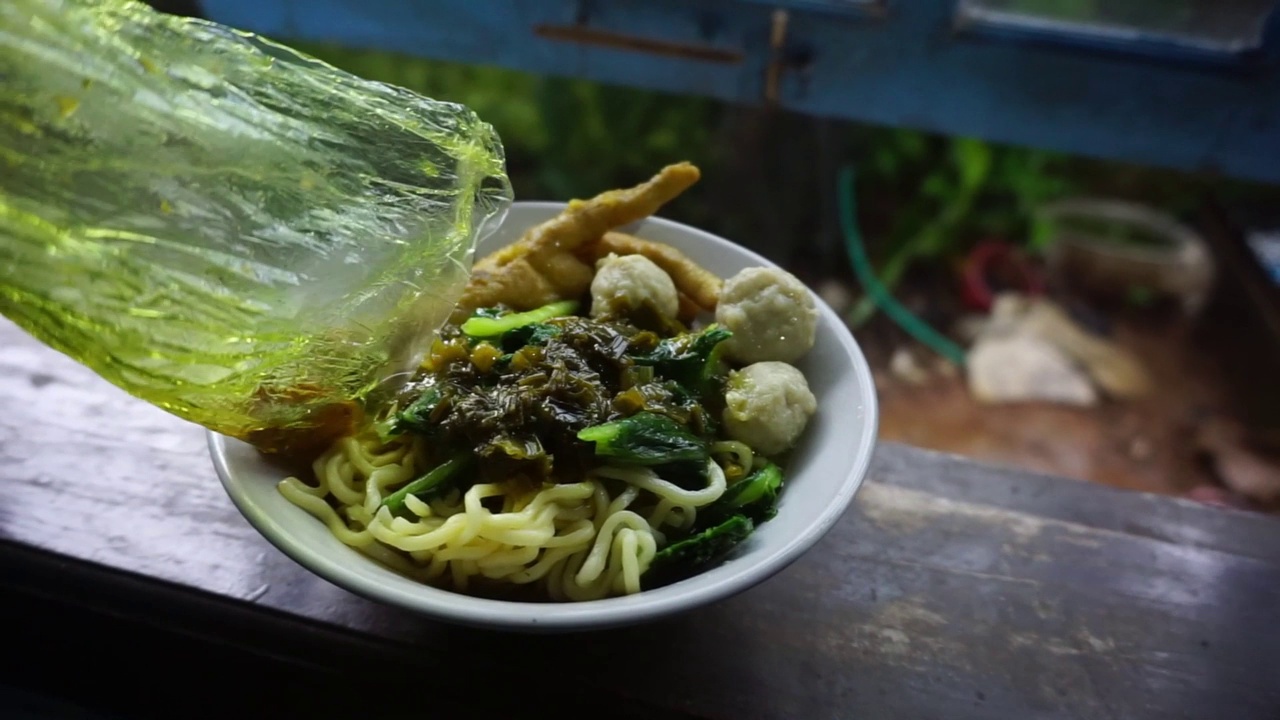 鸡肉面，印尼食物的库存镜头视频素材