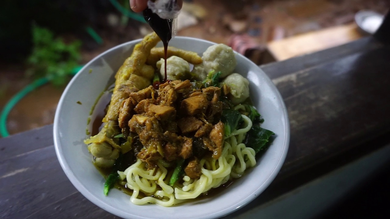 鸡肉面，印尼食物的库存镜头视频素材