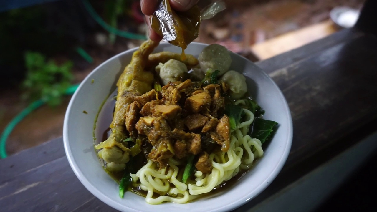 鸡肉面，印尼食物的库存镜头视频素材