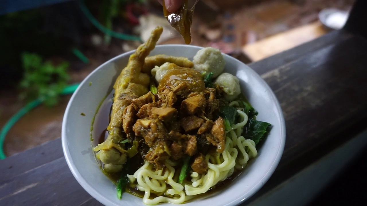 鸡肉面，印尼食物的库存镜头视频素材