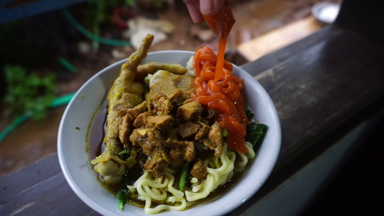 鸡肉面，印尼食物的库存镜头视频素材