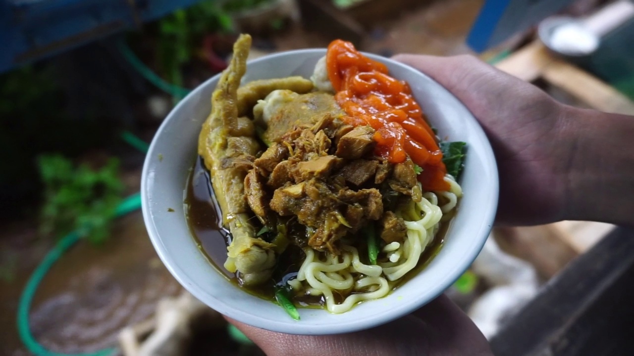 鸡肉面，印尼食物的库存镜头视频素材