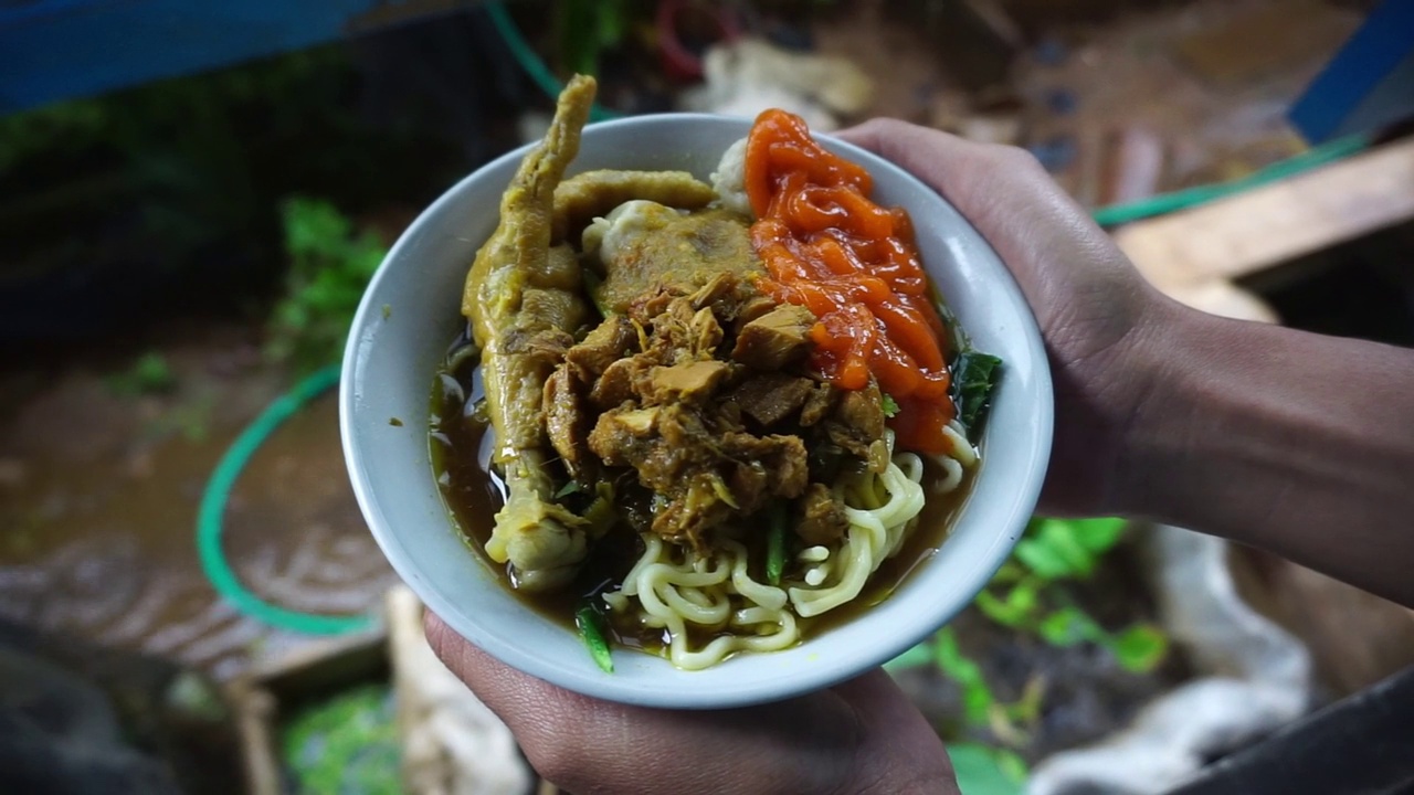 鸡肉面，印尼食物的库存镜头视频素材