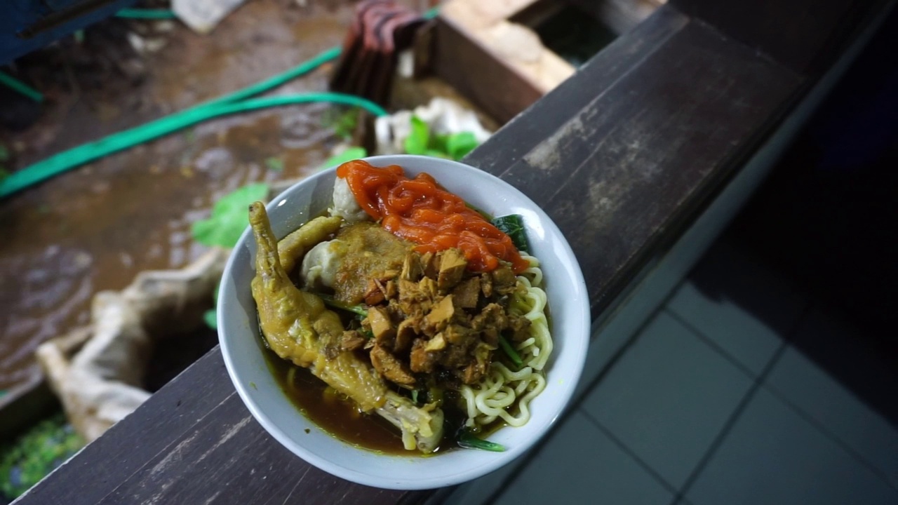 鸡肉面，印尼食物的库存镜头视频素材