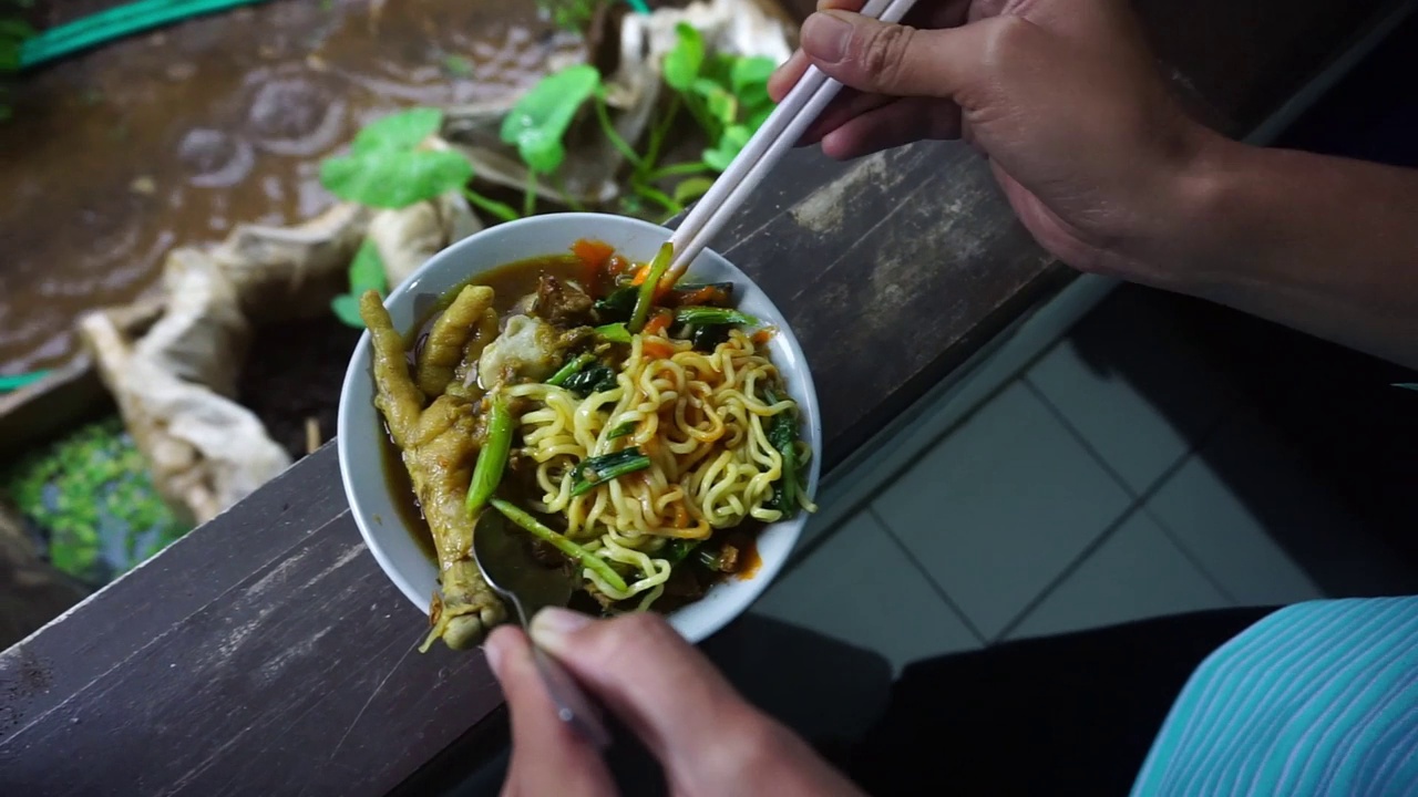 鸡肉面，印尼食物的库存镜头视频素材