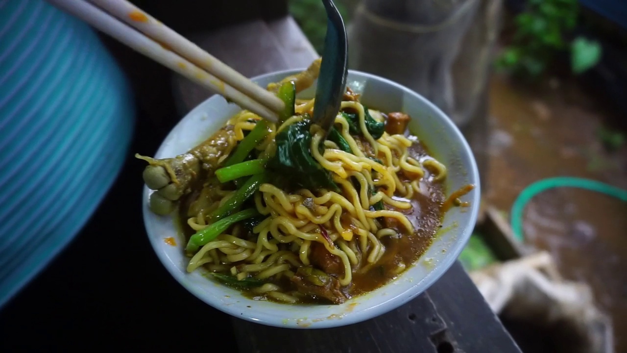 鸡肉面，印尼食物的库存镜头视频素材