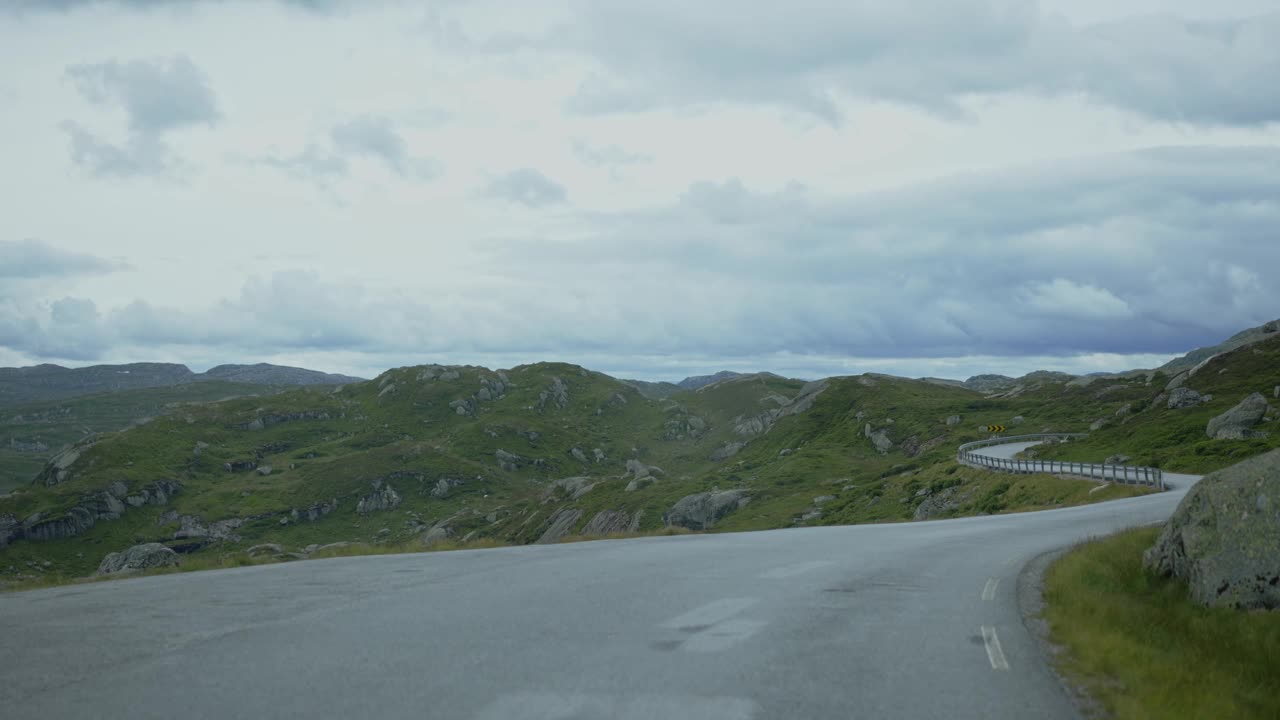 从汽车上穿过挪威高地的道路风景视频素材