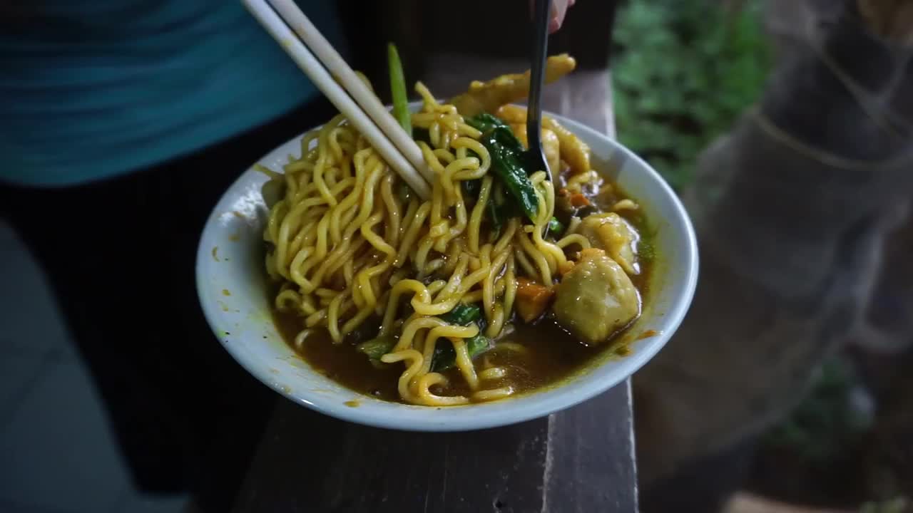 鸡肉面，印尼食物的库存镜头视频素材