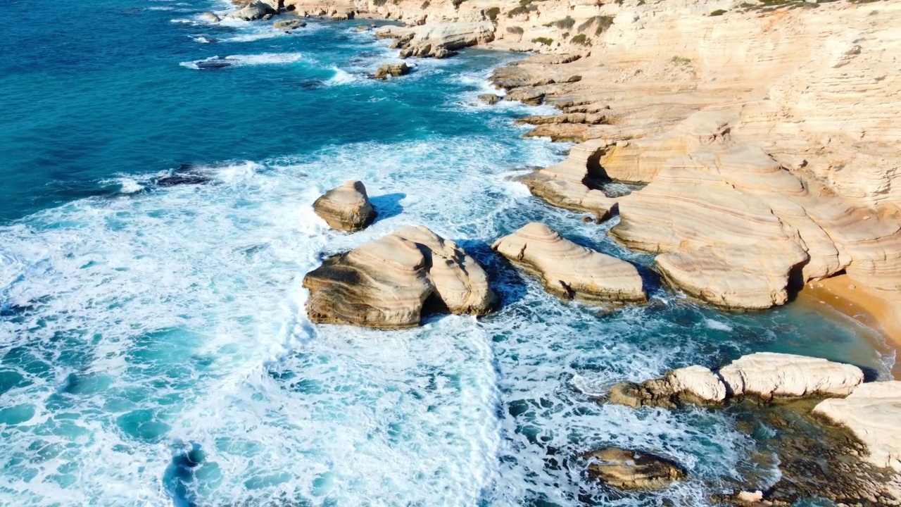 纯净的蓝色海水浪撞山，美丽的鸟瞰风景，塞浦路斯视频素材