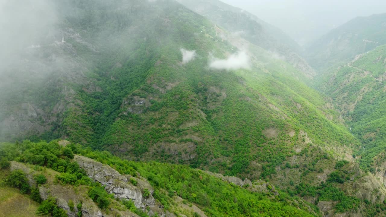 自然云山夏林晨雾树空中美景，土耳其视频素材