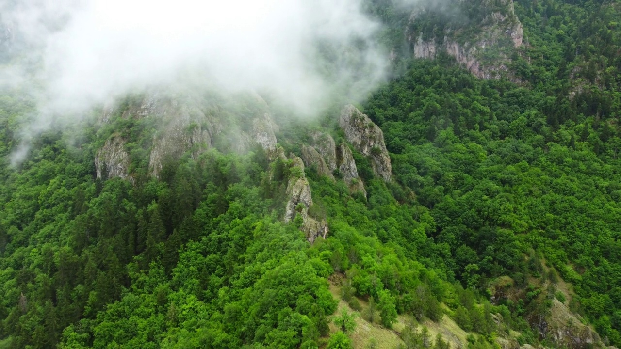 云雾漫过美丽的夏山绿林，神奇的自然晨雾自然景观4k视频素材