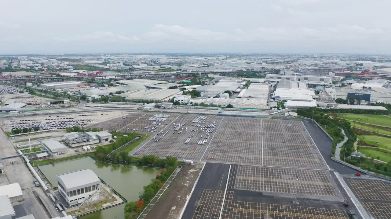 鸟瞰图新车停放销售库存地段排，经销商库存进出口业务商业全球，汽车和汽车行业分销物流全球运输视频素材