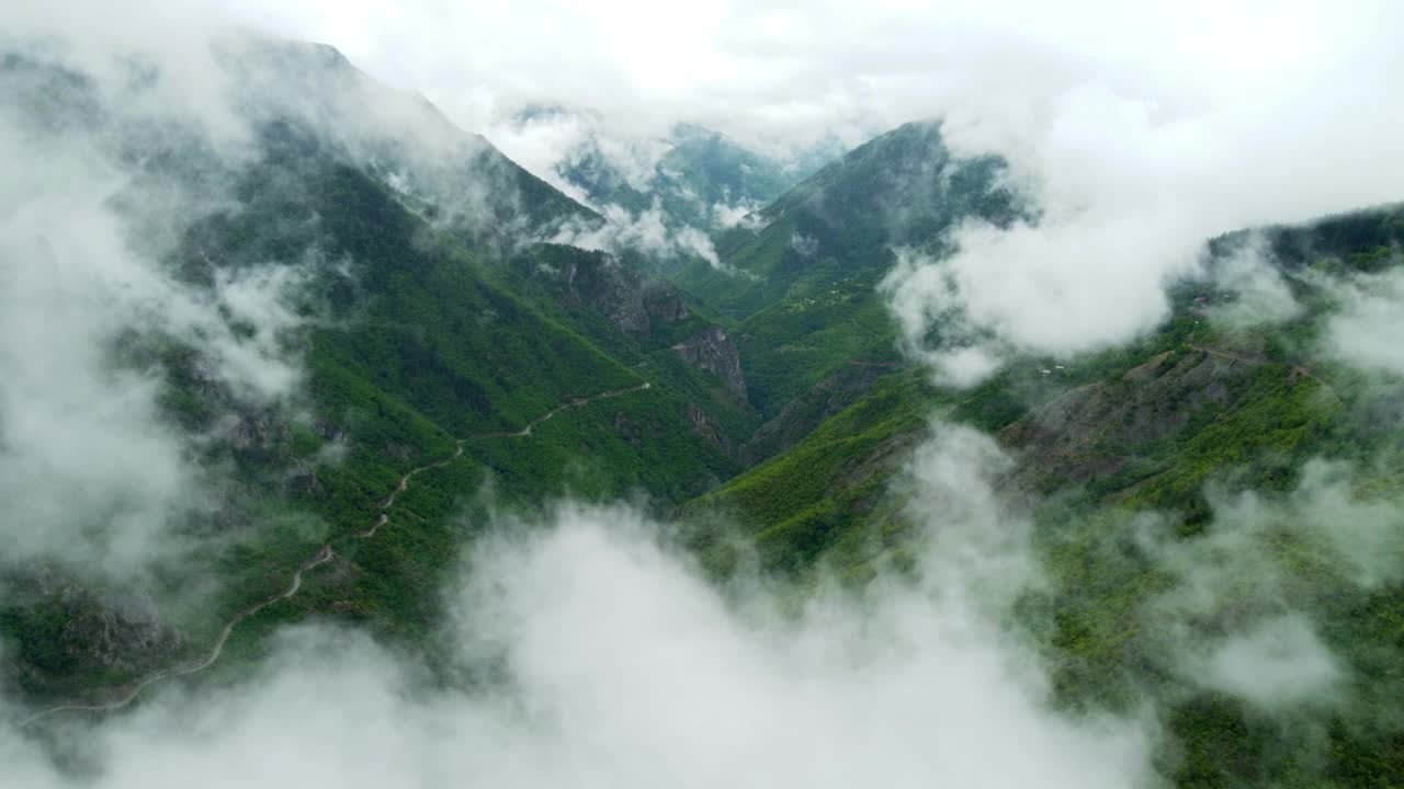 大自然云雾缭绕，山林翠绿，鸟瞰夏日美景视频素材