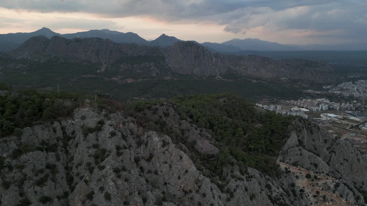 土耳其安塔利亚山区景观的鸟瞰图。视频素材