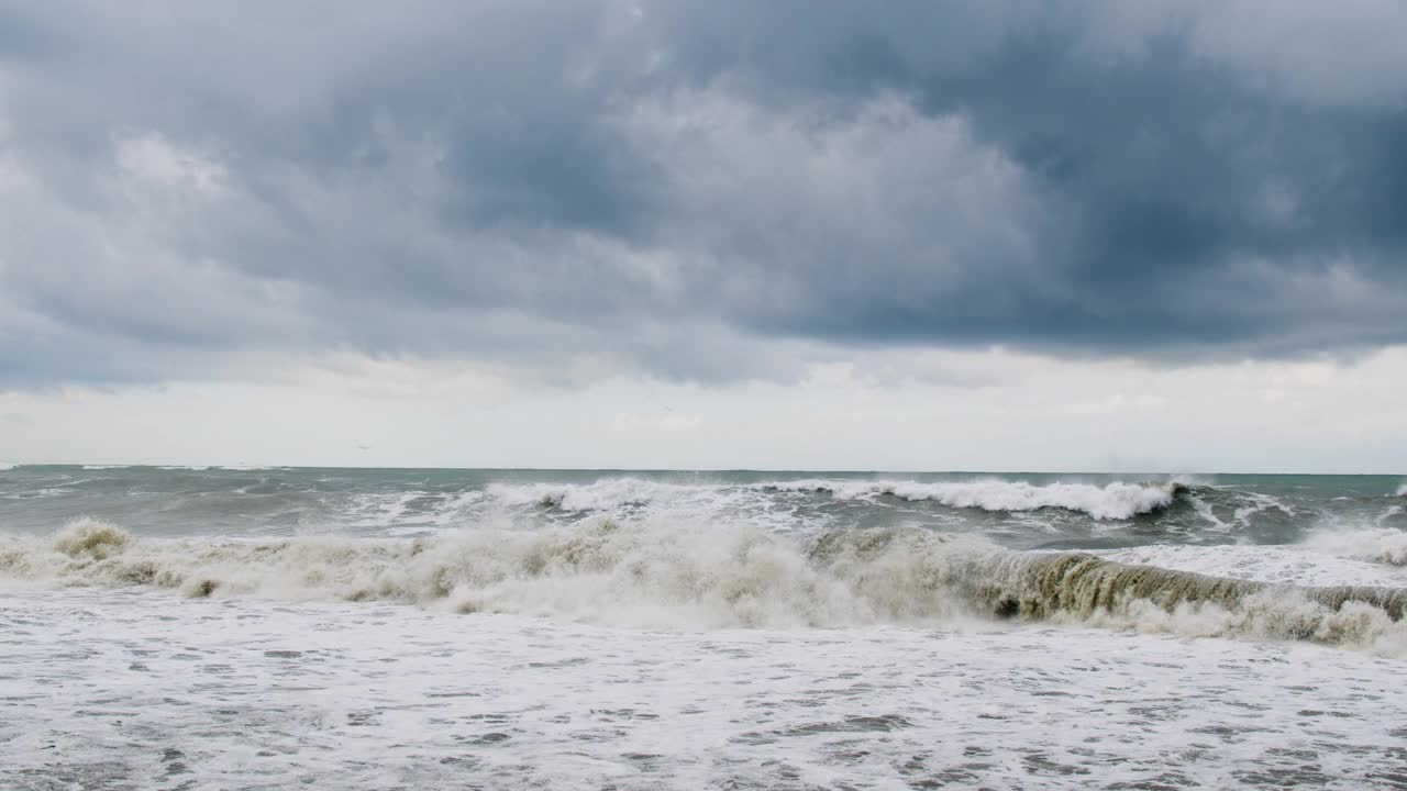 海岸线上的风暴海浪和天空中的云视频素材