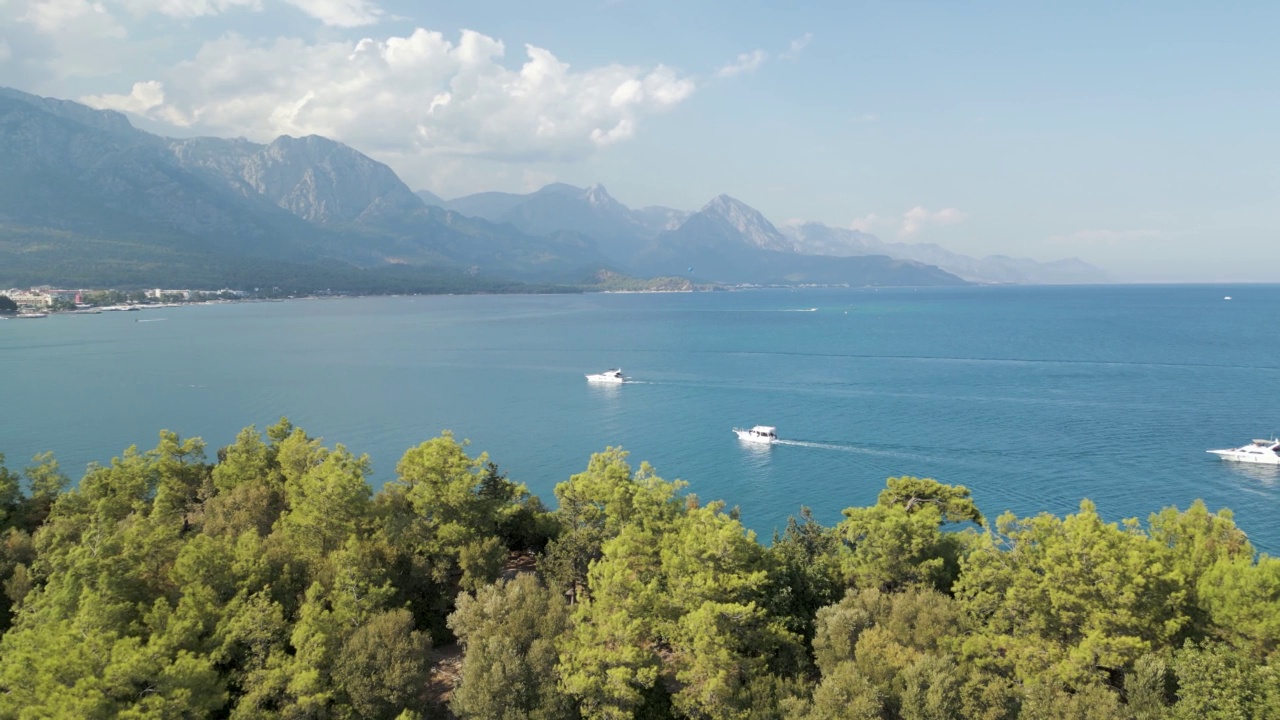 鸟瞰沿海岸航行的船只，Kemer，土耳其。视频素材