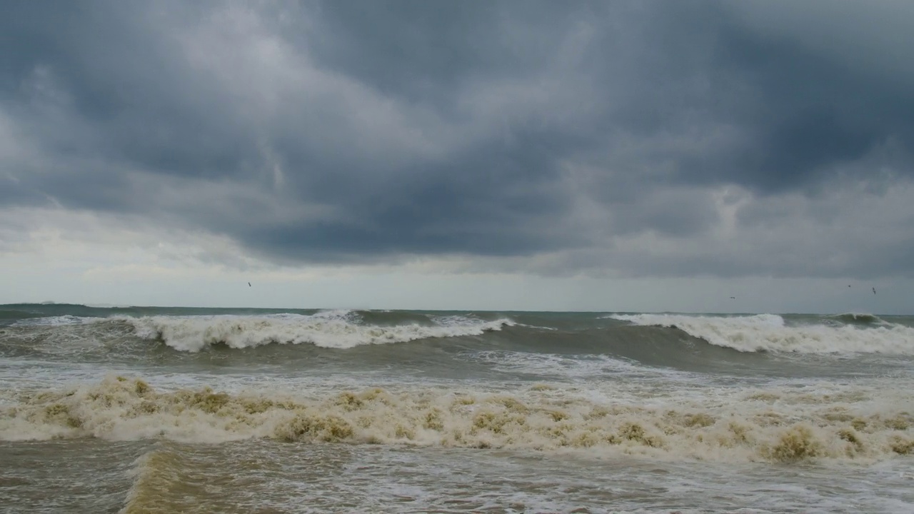 海岸线上的风暴海浪和天空中的云视频素材