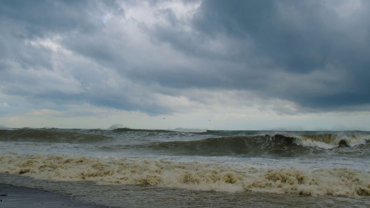 海岸线上的风暴海浪和天空中的云视频素材