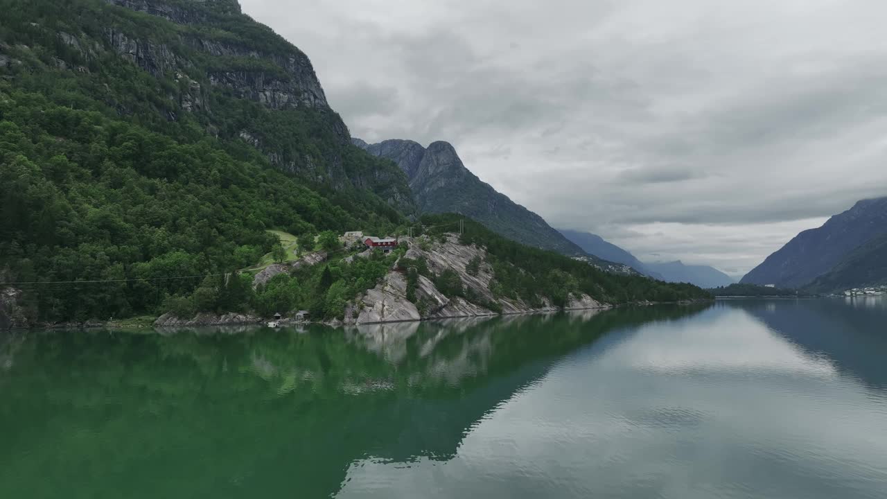 挪威湖的风景鸟瞰图视频素材