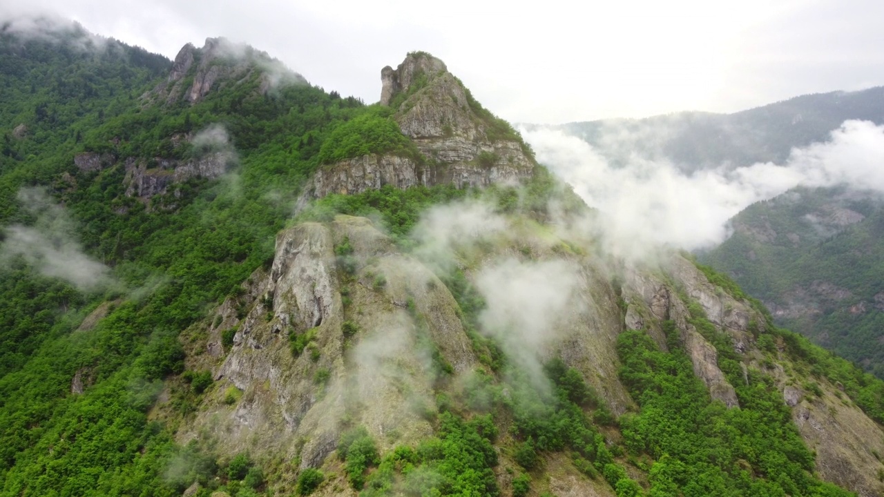 自然云山夏季森林，晨雾树木空中美丽的风景，去任何地方，土耳其视频素材