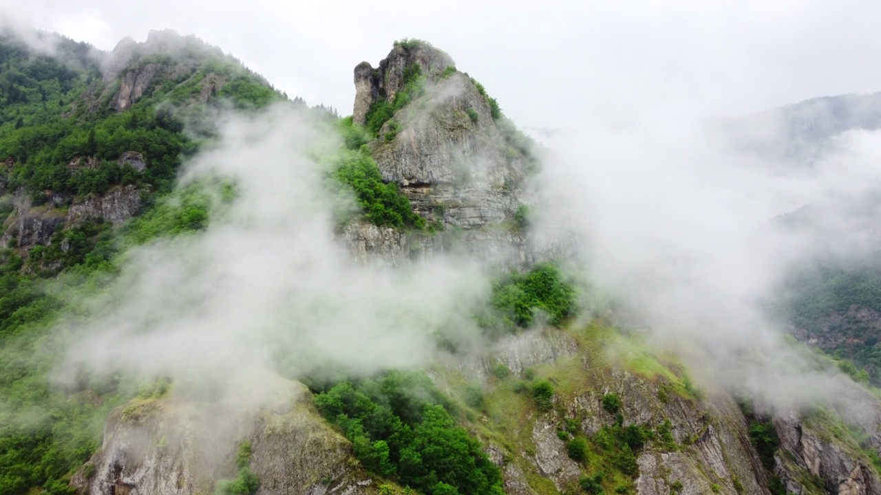 自然云山夏季森林，晨雾树木空中美丽的风景，去任何地方，土耳其视频素材